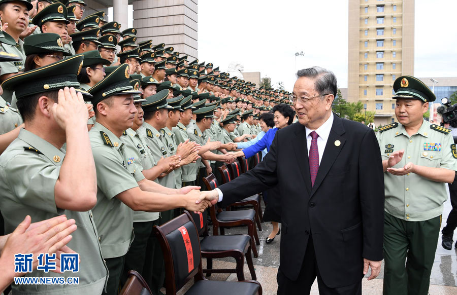 8月7日，中共中央政治局常委、全國政協(xié)主席、中央代表團團長俞正聲率代表團部分成員分別赴內(nèi)蒙古軍區(qū)、武警內(nèi)蒙古總隊、武警內(nèi)蒙古森林總隊慰問，并會見自治區(qū)政法干警代表。這是俞正聲會見武警內(nèi)蒙古總隊官兵。新華社記者 張領 攝