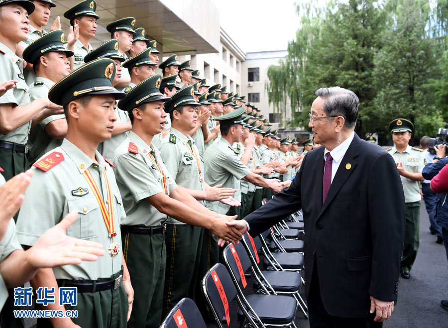 8月7日，中共中央政治局常委、全國政協(xié)主席、中央代表團團長俞正聲率代表團部分成員分別赴內(nèi)蒙古軍區(qū)、武警內(nèi)蒙古總隊、武警內(nèi)蒙古森林總隊慰問，并會見自治區(qū)政法干警代表。這是俞正聲會見武警內(nèi)蒙古森林總隊官兵。新華社記者 張領 攝