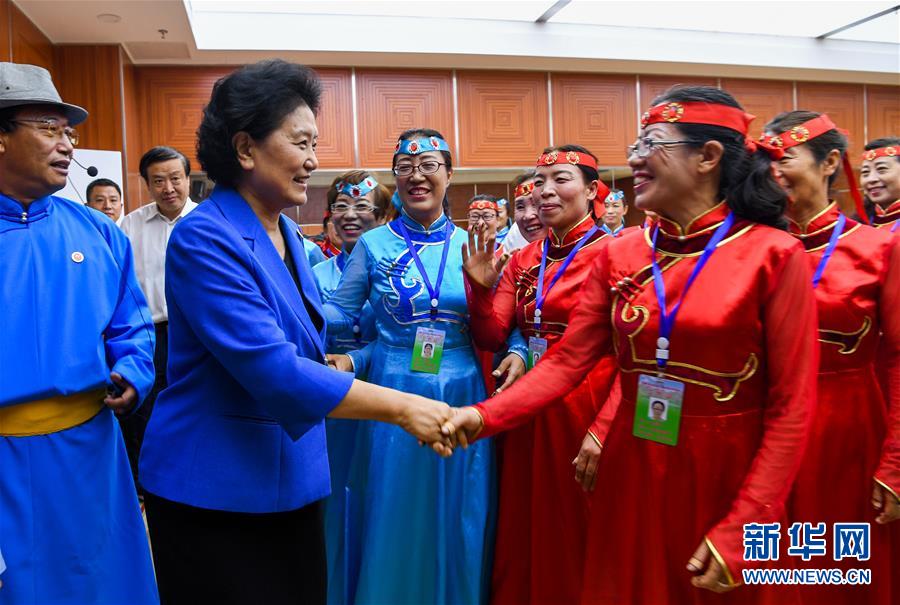 8月9日，中共中央政治局委員、國務(wù)院副總理、中央代表團(tuán)副團(tuán)長劉延?xùn)|率中央代表團(tuán)二分團(tuán)到赤峰看望慰問各族干部群眾。這是劉延?xùn)|在赤峰市群眾藝術(shù)館和群眾親切交談。新華社記者 連振 攝