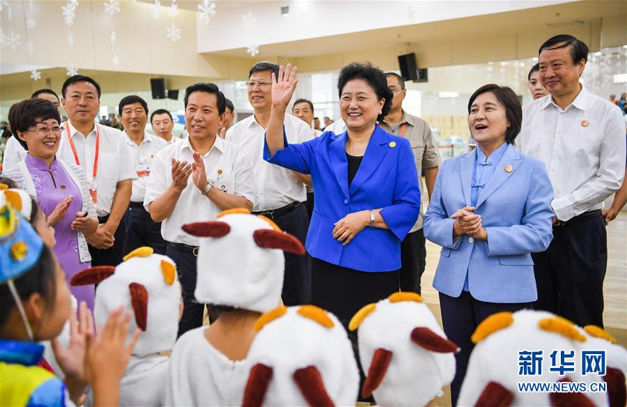 8月9日，中共中央政治局委員、國務(wù)院副總理、中央代表團(tuán)副團(tuán)長劉延?xùn)|率中央代表團(tuán)二分團(tuán)到赤峰看望慰問各族干部群眾。這是劉延?xùn)|在赤峰市青少年宮與青少年熱烈互動。新華社記者 連振 攝