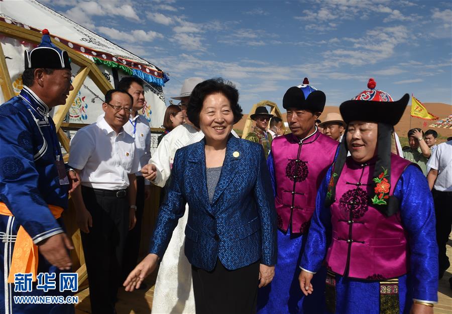 8月10日，中共中央政治局委員、中央統(tǒng)戰(zhàn)部部長、中央代表團副團長孫春蘭率中央代表團三分團繼續(xù)在內(nèi)蒙古自治區(qū)阿拉善盟看望慰問，把以習(xí)近平同志為核心的黨中央的親切關(guān)懷和全國各族人民的美好祝福帶給阿拉善各族各界干部群眾。這是孫春蘭在牧民張輝生（右二）家了解生產(chǎn)生活情況。新華社記者 任軍川 攝