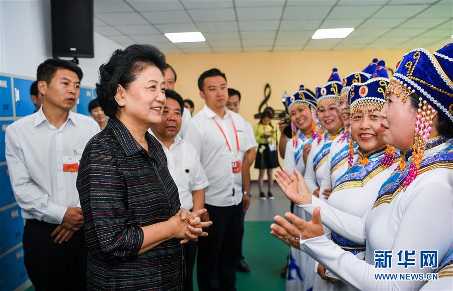 8月11日，中共中央政治局委員、國務(wù)院副總理、中央代表團(tuán)副團(tuán)長劉延?xùn)|率中央代表團(tuán)二分團(tuán)，看望慰問烏蘭察布各族干部群眾，轉(zhuǎn)達(dá)以習(xí)近平同志為核心的黨中央的親切關(guān)懷和全國人民的美好祝愿。這是劉延?xùn)|在考察察哈爾社區(qū)時(shí)與居民們親切交談。新華社記者 連振 攝