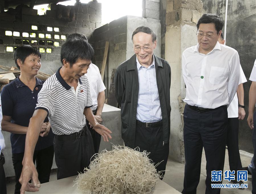 9月3日至5日，中共中央政治局常委、中央紀(jì)委書記、中央巡視工作領(lǐng)導(dǎo)小組組長(zhǎng)王岐山在湖南省調(diào)研并主持召開巡察工作座談會(huì)。這是9月4日，王岐山在瀏陽(yáng)市官橋鎮(zhèn)石灰嘴村貧困戶家中了解脫貧情況。新華社記者 王曄 攝

