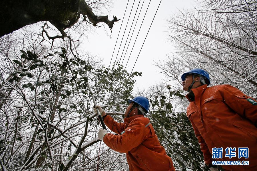 （新華全媒頭條）（8）雨雪冰凍中，他們奮力前行——基層黨員干群抗擊冰雪災(zāi)害紀(jì)實(shí)