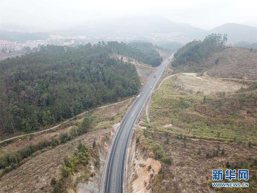 （圖文互動·新華全媒頭條）（2）讓農(nóng)民致富奔小康的道路越走越寬廣——黨的十八大以來以習(xí)近平同志為核心的黨中央關(guān)心農(nóng)村公路發(fā)展紀實