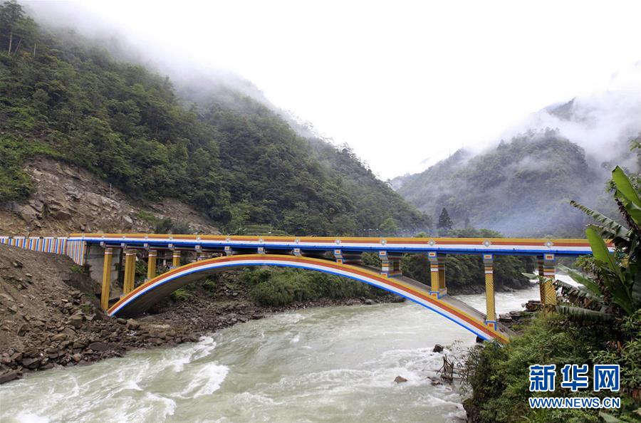 （圖文互動·新華全媒頭條）（4）讓農(nóng)民致富奔小康的道路越走越寬廣——黨的十八大以來以習(xí)近平同志為核心的黨中央關(guān)心農(nóng)村公路發(fā)展紀實