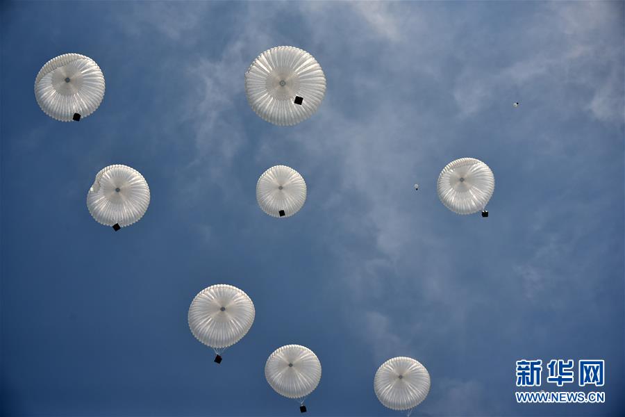 （圖文互動(dòng)）（3）空軍空降兵組織首次空降機(jī)步營全要素空降作戰(zhàn)演練