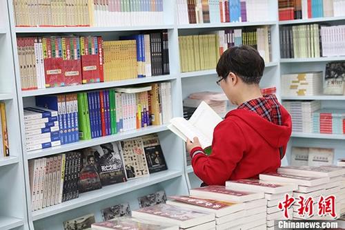 5月9日，一女子在哈爾濱市某書(shū)店選購(gòu)圖書(shū)。從5月1日至5月4日，全國(guó)32家紙廠宣布漲價(jià)，各紙種漲價(jià)幅度為每噸100元至300元不等。對(duì)此，出版行業(yè)業(yè)內(nèi)人士表示“因?yàn)榧垙垉r(jià)格上漲，直接造成了出版成本的明顯增加，出版行業(yè)只能被迫對(duì)圖書(shū)定價(jià)進(jìn)行調(diào)整。”
<a target='_blank' >中新社</a>記者 于琨 攝