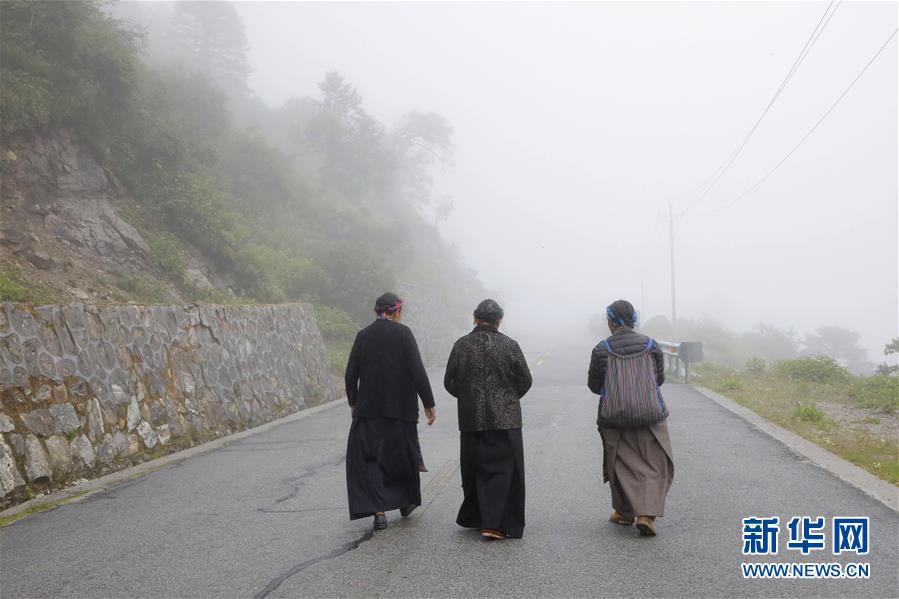 （圖文互動）（10）特寫：“八一”禮物，飛向云端哨所