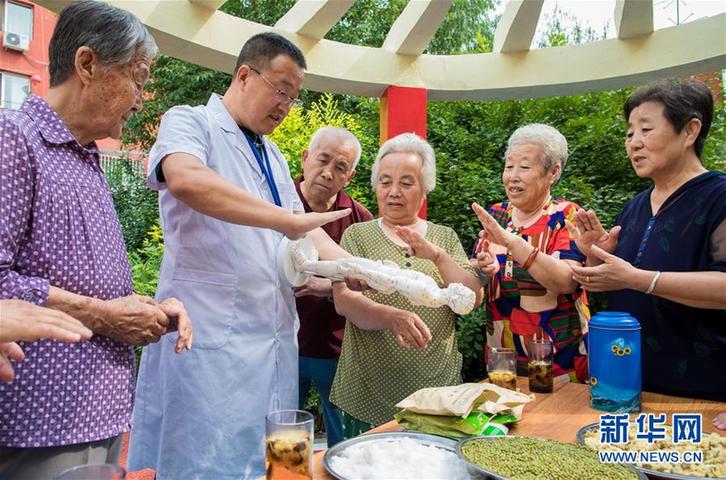 （圖文互動·各民族團(tuán)結(jié)互助）（9）民族一家親　濃濃團(tuán)結(jié)情——呼和浩特市清泉街社區(qū)民族團(tuán)結(jié)工作側(cè)記