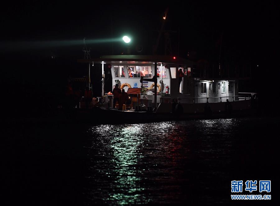 （重慶公交車墜江事故·圖文互動）（2）夜幕降臨，重慶萬州公交客車墜江事故救援工作仍在進行中