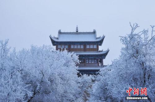 資料圖：小寒時(shí)節(jié)，甘肅嘉峪關(guān)市迎來了一場(chǎng)大雪。師永紅 攝