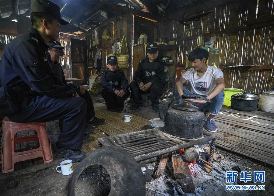 （愛國情 奮斗者·圖文互動）（1）警民情深——記云南貢山縣獨龍江鄉(xiāng)邊境派出所