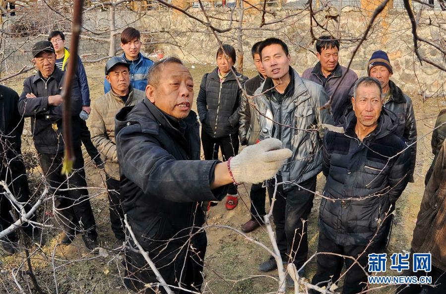 （新華全媒頭條·圖文互動）（8）鍛造領(lǐng)航復興的中流砥柱——寫在“不忘初心、牢記使命”主題教育即將啟動之際