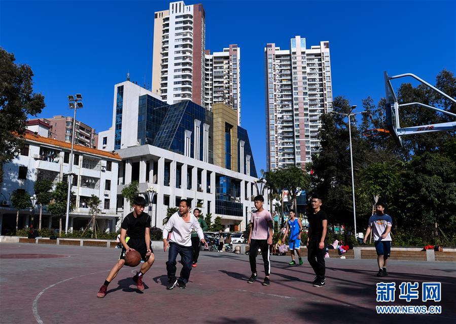 （在習(xí)近平新時代中國特色社會主義思想指引下——新時代新作為新篇章·圖文互動）（1）從種地到“種”高科技產(chǎn)業(yè)——“改革村”的新思維