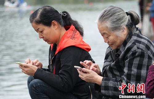 圖為中國中老年女性使用智能手機(jī)上網(wǎng)。(資料圖) 劉占昆 攝