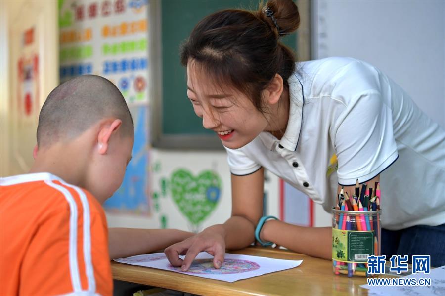 （在習(xí)近平新時(shí)代中國特色社會(huì)主義思想指引下——新時(shí)代新作為新篇章·總書記關(guān)心的百姓身邊事·圖文互動(dòng)）（4）特別的愛，給特別的你——特殊教育的別樣風(fēng)景