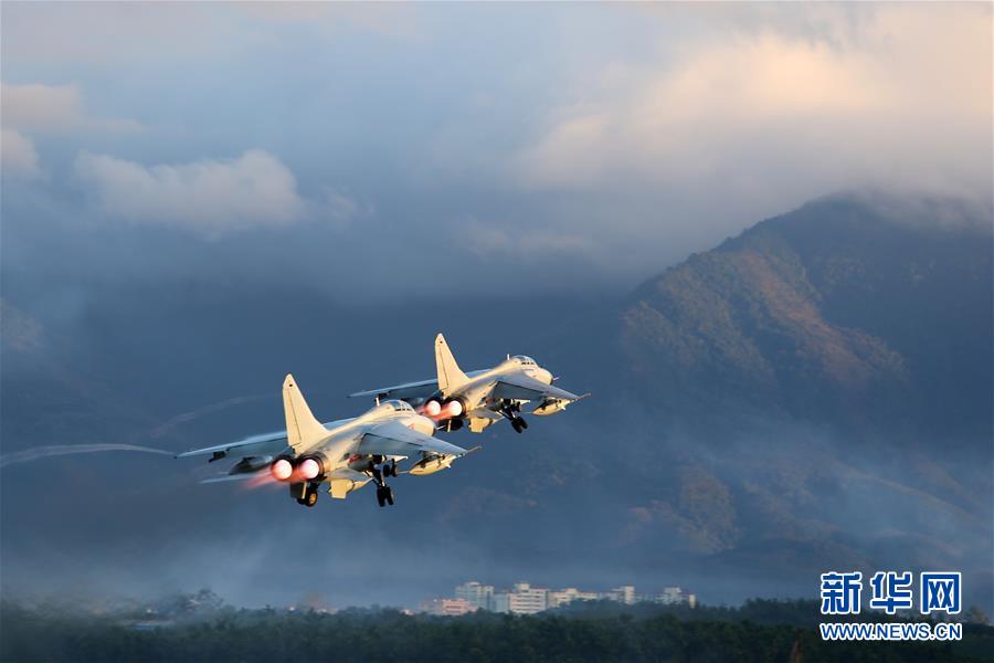 （新華全媒頭條·圖文互動(dòng)）（2）沿著中國(guó)特色強(qiáng)軍之路闊步前進(jìn)——黨中央、中央軍委領(lǐng)導(dǎo)推進(jìn)國(guó)防和軍隊(duì)建設(shè)70年紀(jì)實(shí)