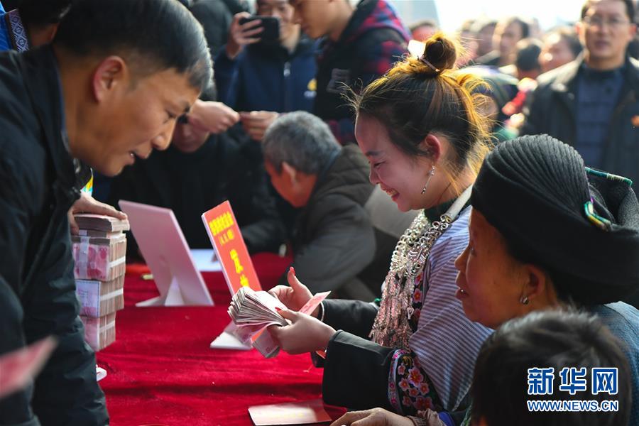 （在習(xí)近平新時(shí)代中國(guó)特色社會(huì)主義思想指引下——新時(shí)代新作為新篇章·總書記關(guān)切脫貧事·圖文互動(dòng)）（4）精準(zhǔn)扶貧：提速脫貧奔小康