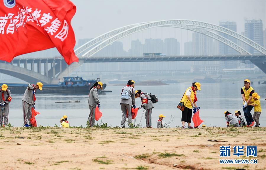 （在習近平新時代中國特色社會主義思想指引下——新時代新作為新篇章·總書記關(guān)切高質(zhì)量發(fā)展·圖文互動）（1）在藍天白云下——污染防治攻堅戰(zhàn)持續(xù)推進