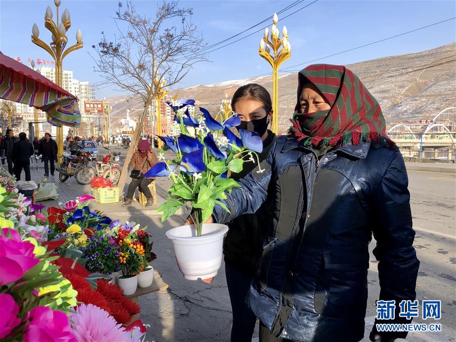 （新春走基層·圖文互動）（2）“只要備好年貨，新的一年就可以風調(diào)雨順”——臘月藏區(qū)年貨市場見聞