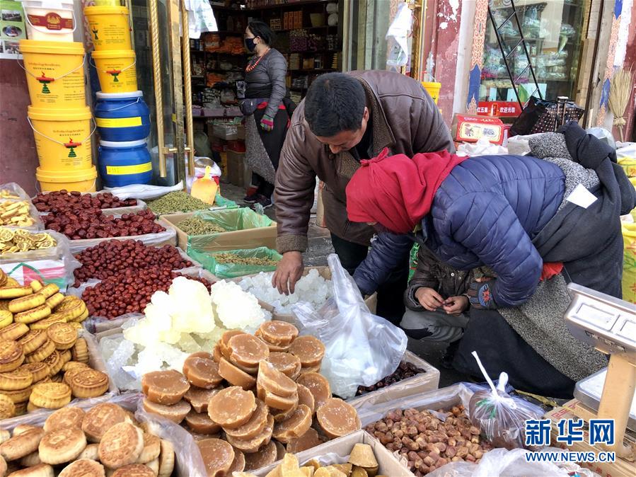 （新春走基層·圖文互動）（1）“只要備好年貨，新的一年就可以風調(diào)雨順”——臘月藏區(qū)年貨市場見聞