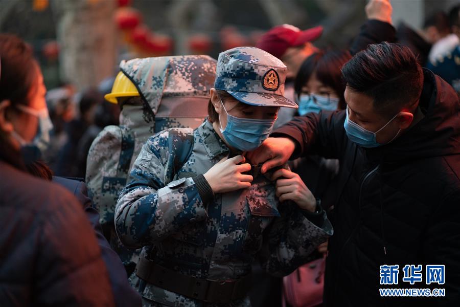 （新型肺炎疫情防控·圖文互動）（1）除夕夜，他們這樣出征——空軍軍醫(yī)大學(xué)醫(yī)療隊出征武漢疫區(qū)見聞