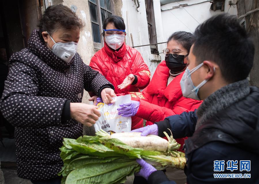 （新華全媒頭條·圖文互動）（10）守望相助，堅忍不拔——致敬武漢戰(zhàn)“疫”中千千萬萬個平凡英雄