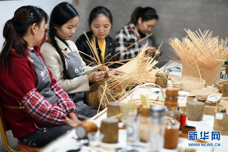 （代表委員履職·圖文互動）（7）“90后”非遺傳承人楊昌芹：讓傳統(tǒng)文化為鄉(xiāng)村振興注入“靈魂”