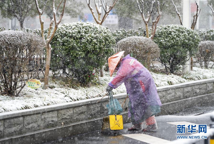 （新華全媒頭條·圖文互動）（31）風(fēng)雨無阻向前進(jìn)——寫在全國疫情防控阻擊戰(zhàn)取得重大戰(zhàn)略成果之際