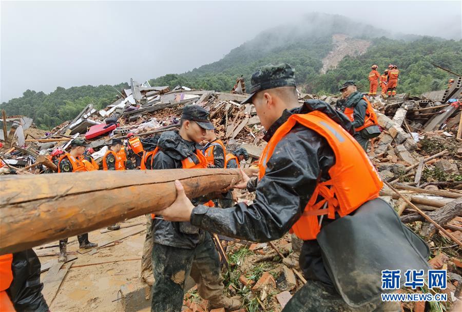 （圖文互動）（11）武警官兵持續(xù)奮戰(zhàn)多地洪澇災害搶險救援一線