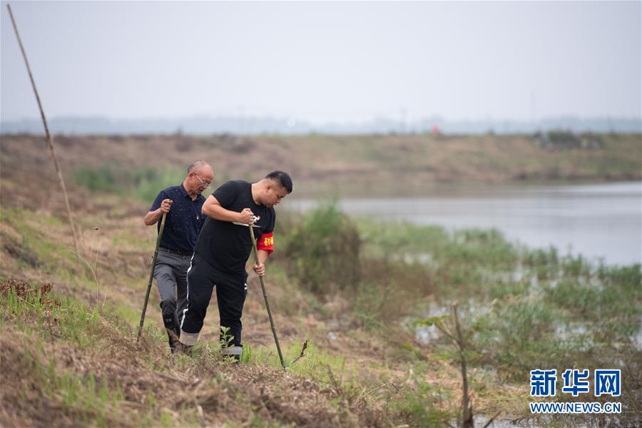 （防汛抗洪·圖文互動(dòng)）（1）在大堤上成長(zhǎng)，為人民守護(hù)——洪水中的青年“生力軍”