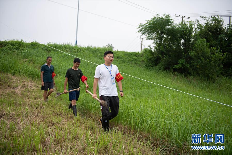 （防汛抗洪·圖文互動(dòng)）（3）在大堤上成長(zhǎng)，為人民守護(hù)——洪水中的青年“生力軍”