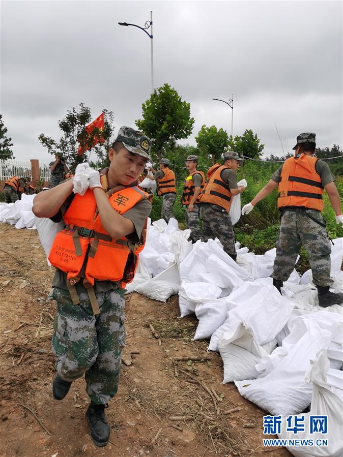 （防汛抗洪·圖文互動）（3）我們永遠是“兩不怕”精神傳人——陸軍第71集團軍200余名退伍老兵主動歸隊戰(zhàn)洪魔