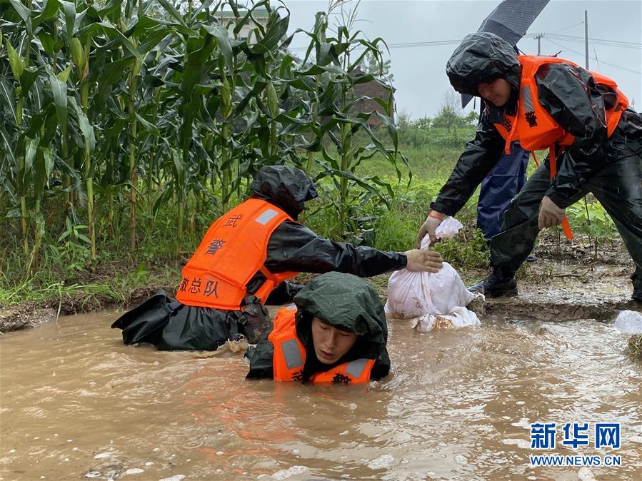 （新華全媒頭條·圖文互動(dòng)）（4）青春出列——暴雨洪峰中的熱血成人禮