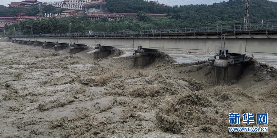 （防汛抗洪·圖文互動）（2）洪水襲擊寶成鐵路涪江大橋 超8100噸“重車壓梁”護(hù)橋