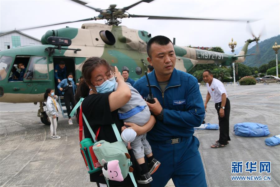 （在習(xí)近平強(qiáng)軍思想指引下·我們?cè)趹?zhàn)位報(bào)告·圖文互動(dòng)）（1）將強(qiáng)軍使命書(shū)寫(xiě)在祖國(guó)的藍(lán)天上——陸軍第77集團(tuán)軍某陸航旅聚焦練兵備戰(zhàn)記事