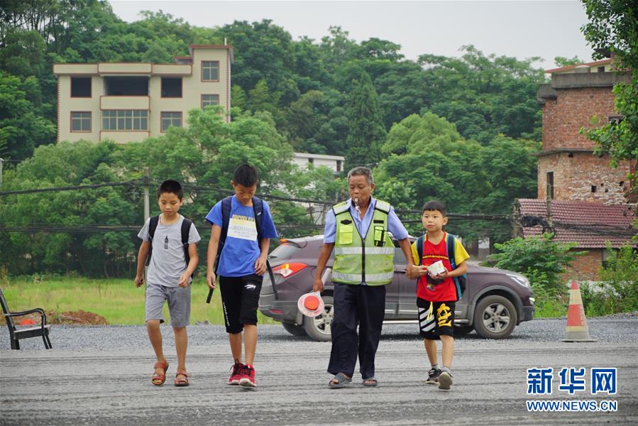 （新華全媒頭條·圖文互動）（11）凝聚民族復(fù)興的精神偉力——以習(xí)近平同志為核心的黨中央重視思想道德建設(shè)關(guān)心關(guān)愛道德模范紀(jì)實