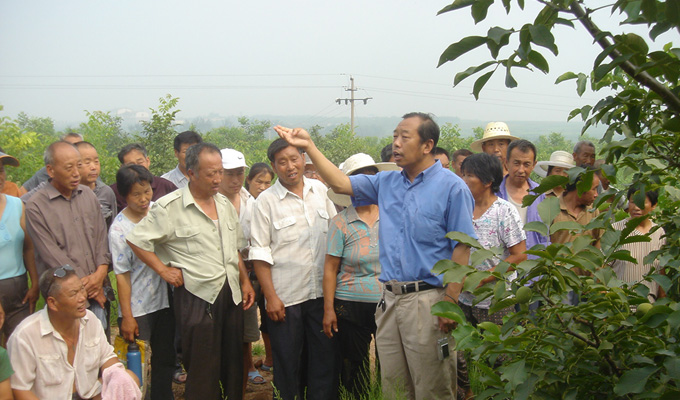 李保國(guó)為農(nóng)民講授果樹技術(shù)