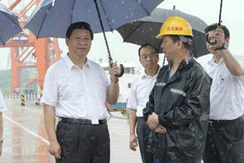 習(xí)近平冒雨考察武漢新港