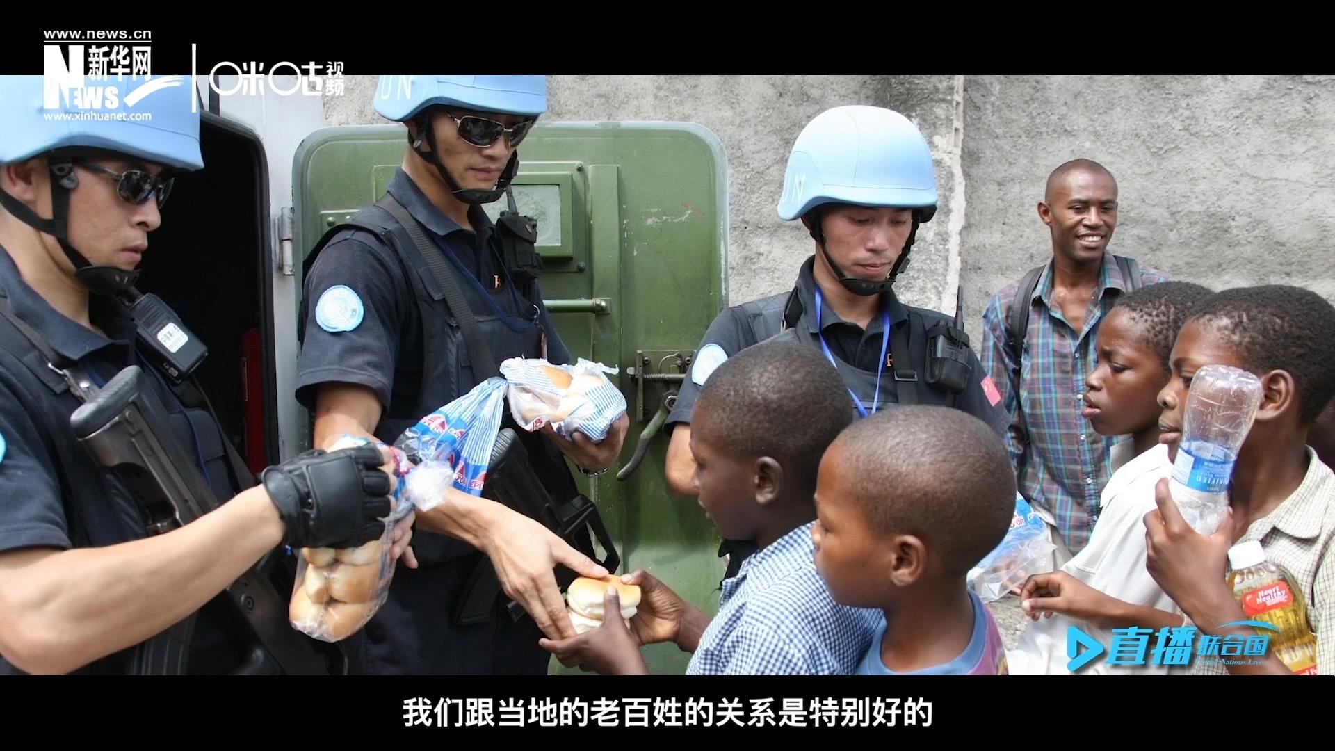 這群胸前印著五星紅旗的警察，在當?shù)孛癖娦睦镉兄恋榈榈姆萘?，也傳遞出許多的善意與感動。