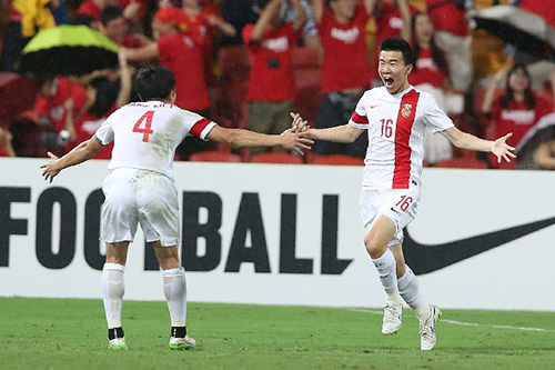 亞洲杯：中國隊(duì)2-1逆轉(zhuǎn)烏茲別克斯坦隊(duì) 提前小組出線