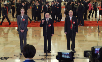 魏秋月、孟廣祿、薛晨陽代表接受采訪