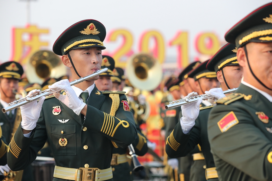 解放軍聯(lián)合軍樂團(tuán)在廣場就位后進(jìn)行準(zhǔn)備工作和試奏。據(jù)了解，解放軍聯(lián)合軍樂團(tuán)此次演奏是從開國大典至今歷次閱兵以來演奏曲目最多的一次，不少曲目是為此次閱兵量身打造的全新作品，此次也是歷次女演奏員最多的一次。