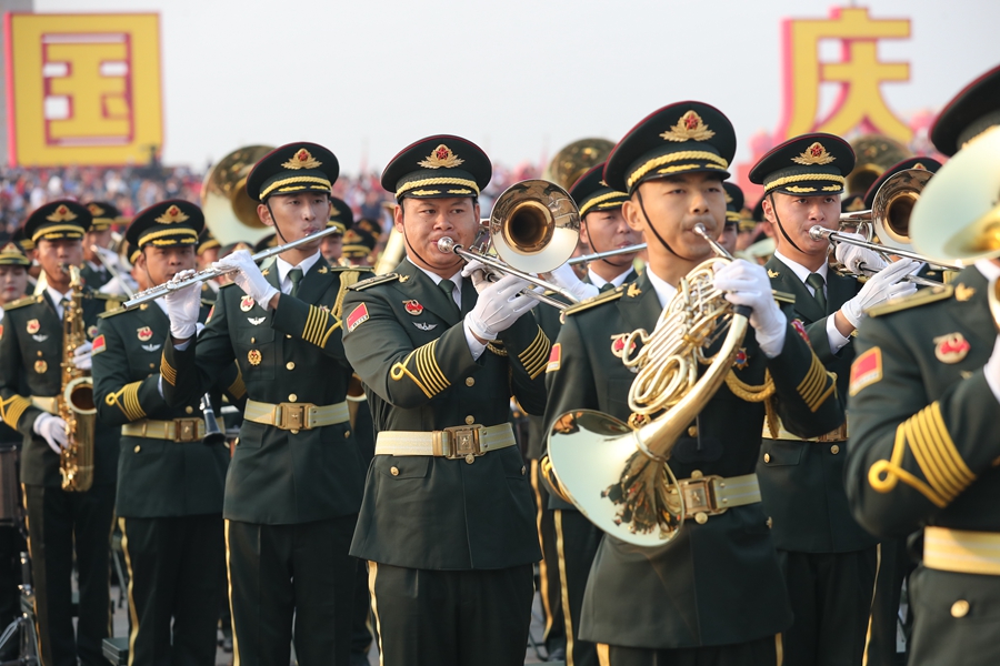 解放軍聯(lián)合軍樂團(tuán)在廣場就位后進(jìn)行準(zhǔn)備工作和試奏。據(jù)了解，解放軍聯(lián)合軍樂團(tuán)此次演奏是從開國大典至今歷次閱兵以來演奏曲目最多的一次，不少曲目是為此次閱兵量身打造的全新作品，此次也是歷次女演奏員最多的一次。