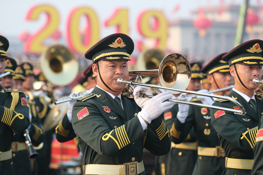 解放軍聯(lián)合軍樂團(tuán)在廣場就位后進(jìn)行準(zhǔn)備工作和試奏。據(jù)了解，解放軍聯(lián)合軍樂團(tuán)此次演奏是從開國大典至今歷次閱兵以來演奏曲目最多的一次，不少曲目是為此次閱兵量身打造的全新作品，此次也是歷次女演奏員最多的一次。