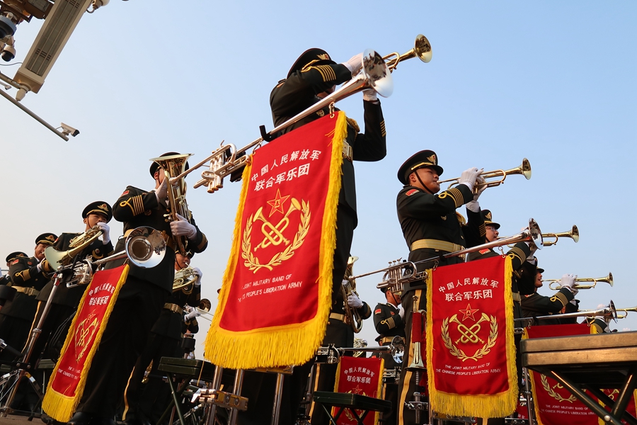 解放軍聯(lián)合軍樂團(tuán)在廣場就位后進(jìn)行準(zhǔn)備工作和試奏。據(jù)了解，解放軍聯(lián)合軍樂團(tuán)此次演奏是從開國大典至今歷次閱兵以來演奏曲目最多的一次，不少曲目是為此次閱兵量身打造的全新作品，此次也是歷次女演奏員最多的一次。