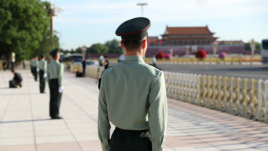 人民大會(huì)堂東門外