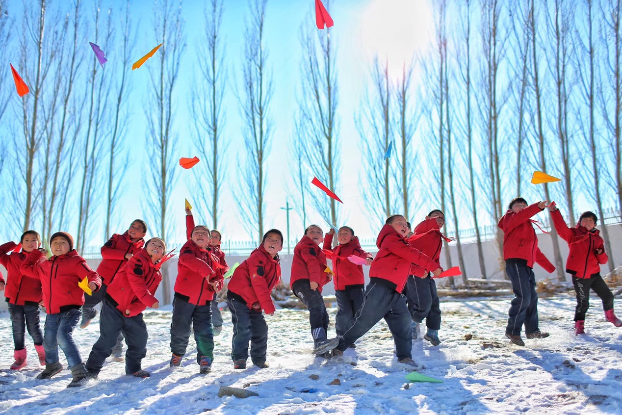 2017年11月15日， “多一克溫暖”公益行動走進北疆地區(qū)，實現(xiàn)了從物質(zhì)捐贈到“物質(zhì)+精神”溫暖的升級。 “體操冠軍”楊威、好妹妹樂隊等傾情加盟，不僅為孩子們帶來加厚羽絨服和御寒物資，還準(zhǔn)備了溫暖的課堂。