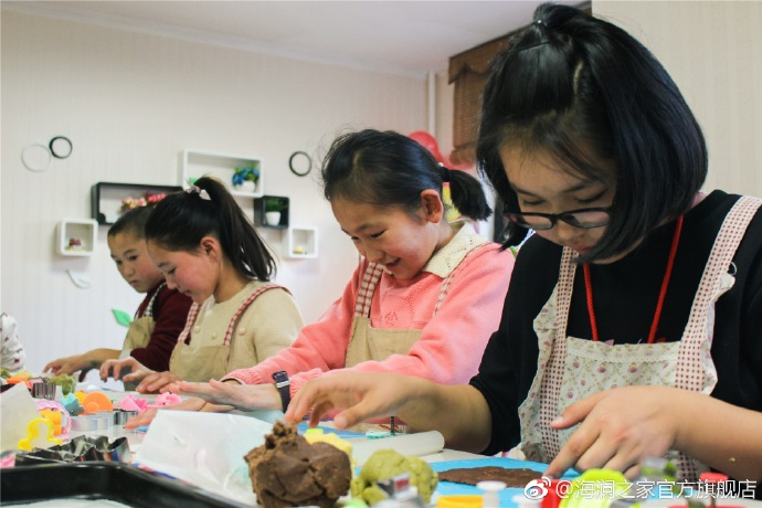 在北京，孩子們上了一節(jié)別開生面的廚藝課——手工DIY餅干。孩子們腦洞大開親自上手，從制作到出爐不僅留下了噴香的餅干，還留下了珍貴的回憶。親手做的餅干孩子們舍不得獨享，成為了回程路上最重要的“伴手禮”